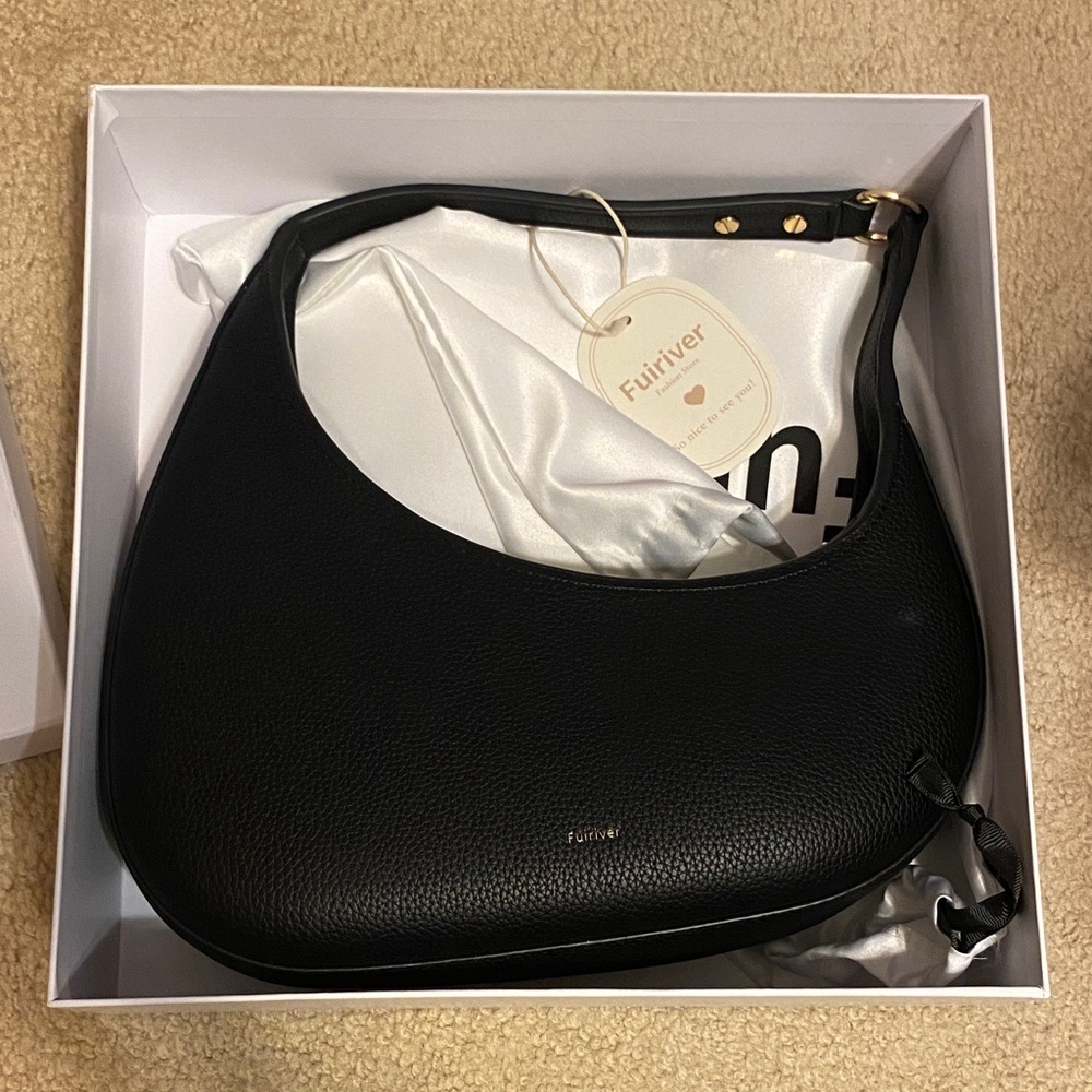 Fu Eriver Black Pebbled Leather Shoulder Bag
